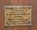 PERET
Table Péret dite hygiénique en bois naturel mouluré, le plateau...