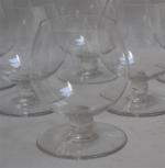 BACCARAT
Sept verres à cognac en cristal taillé
H.: 10.5 cm