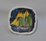 Guy TREVOUX (1920-2011)
Assiette en céramique à décor polychrome d'un bateau...