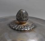 ERCUIS
Légumier couvert en métal argenté, la bordure moulurée de godrons
H.:...
