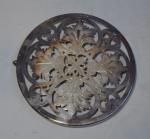 CAILAR BAYARD
Dessous de plat en métal argenté, sur roulettes
D.: 23...