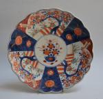 CHINE 
Plat rond en porcelaine à décor Imari
D.: 27.5 cm