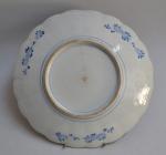 CHINE 
Plat rond en porcelaine à décor Imari
D.: 27.5 cm