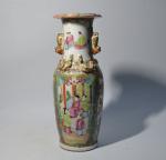 CHINE Canton
Vase en porcelaine à décor polychrome et or
H.: 25...