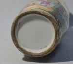 CHINE Canton
Vase en porcelaine à décor polychrome et or
H.: 25...