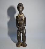 SUJET en bois sculpté représentant un homme debout
Travail africain
H.: 44...