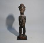 SUJET en bois sculpté représentant une femme debout
Travail africain
H.: 30...