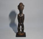 SUJET en bois sculpté représentant une femme debout
Travail africain
H.: 30...
