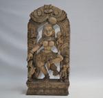 INDE
Groupe en bois sculpté représentant une divinité dansante
H.: 61 cm...