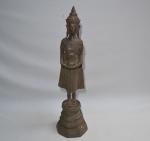 INDE
Sujet en bronze représentant une divinité tenant une offrande
H.: 66...