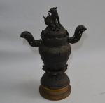 INDOCHINE
Brule parfum en bronze, surmonté d'un chien de Fo
H.: 40...