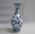 VIET NAM
Vase en porcelaine à décor bleu blanc de dragons
H.:...