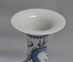VIET NAM
Vase en porcelaine à décor bleu blanc de dragons
H.:...