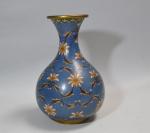 ASIE du SUD EST
Vase de forme balustre en bronze cloisonné...