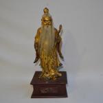 ASIE
Vieillard en bois sculpté et doré représenté debout tenant son...