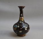 ASIE du SUD EST
Vase soliflore en bronze cloisonné et émaux...
