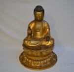 JAPON
Bouddha assis en bois sculpté peint et doré, représenté assis...