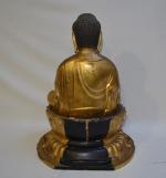 JAPON
Bouddha assis en bois sculpté peint et doré, représenté assis...