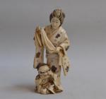 JAPON
Okimono en ivoire sculpté figurant une femme et son enfant...