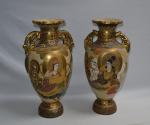 JAPON Satsuma
Paire de vases en céramique à décor polychrome et...