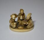 Petit okimono représentant trois hommes prenant le thé.
Japon, période Edo
H....
