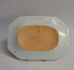 CHINE
Plat rectangulaire à pans coupés en porcelaine à décor bleu...