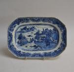 CHINE
Plat rectangulaire à pans coupés en porcelaine à décor bleu...