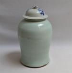 CHINE
Potiche couverte en porcelaine à décor bleu blanc
H.: 43 cm...