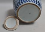 CHINE
Pot à gingembre couvert en porcelaine à décor bleu blanc
H.:...