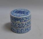CHINE
Boite couverte à deux cases en porcelaine à décor bleu...