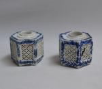 CHINE
Paire d'encriers en porcelaine de forme hexagonale, à décor bleu...