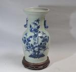 CHINE
Vase en porcelaine de forme balustre, à décor blanc bleu
H.:...