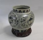 CHINE
Vase en porcelaine à décor blanc bleu de motifs géométriques...