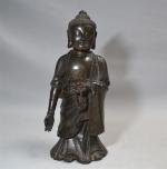 CHINE
Bouddha en bronze
H.: 30 cm (traces de polychromie)