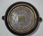 CHINE
Coupe en bronze, les anses de forme zoomorphe
H.: 7.5 cm...