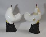 CHINE
Paire de coqs en porcelaine à décor polychrome
H.: 30.5 cm...