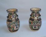 CHINE Nankin
Paire de vases en grès à décor polychrome
H.: 34...