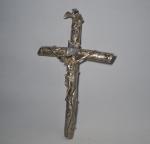 Rare CRUCIFIX en argent, le Christ présenté sur une croix...