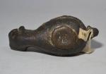 Lampe à huile en forme de tête d'Africain barbu.
Bronze à...
