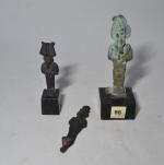 Lot de trois statuettes d'Osiris, tenant le sceptre et le...