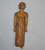 Statuette masculine portant un long pagne. Il est debout, les...