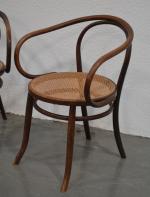 attribué à THONET 
Paire de fauteuils en bois naturel courbé,...