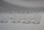 BACCARAT
Suite de huit verres gobelets en cristal, signés
H.: 8 cm