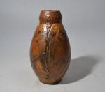 P. TIJON (XXème)
Vase en grès à décor géométrique, signé
H.: 15.2...