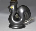 LAMPE en céramique émaillée noir figurant un coq
XXème
H.: 10 cm