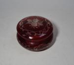 BONBONNIERE couverte en cristal de Bohème teinté rouge
H.: 7.5 cm...