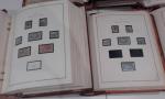 Dans 6 classeurs Moc dos bois, collection de timbres de...