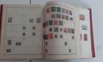Un album de timbres du Monde dont quelques timbres de...
