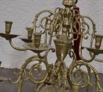 HOLLANDE
Paire de lustres en bronze à douze bras de lumière...