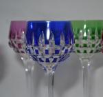 SAINT LOUIS
Suite de huit verres en cristal de couleurs, signés...